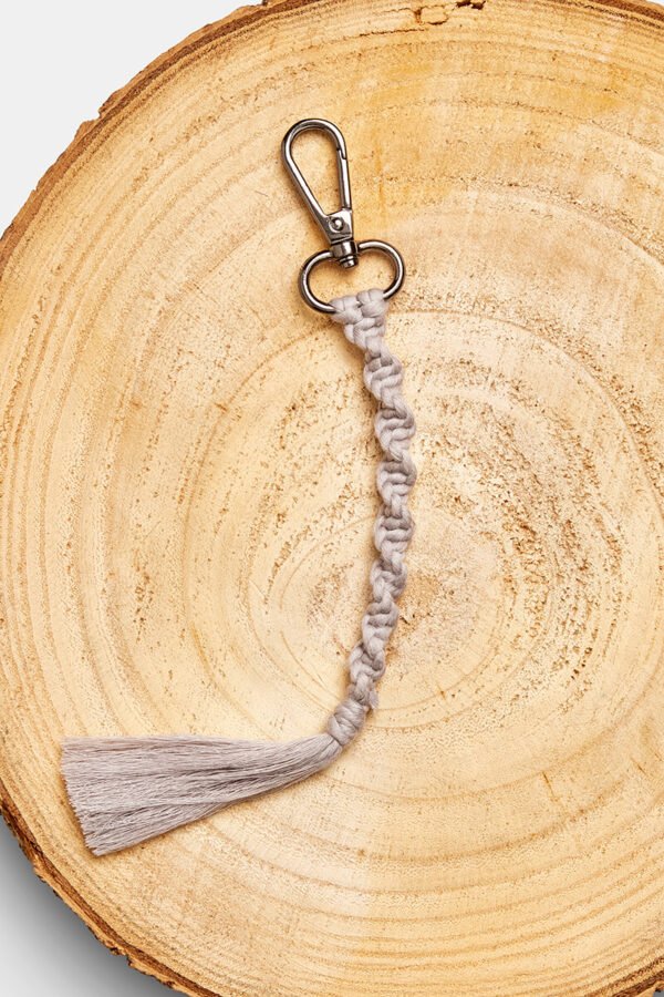 Macrame draai sleutelhanger grijs_1 Macrame draai sleutelhanger grijs_1