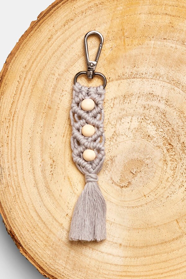 Macrame sleutelhanger kraal grijs Macrame sleutelhanger kraal grijs